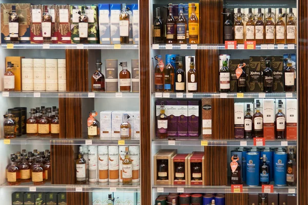 Vetrina Dell Alcol Nel Negozio Duty Free — Foto Stock