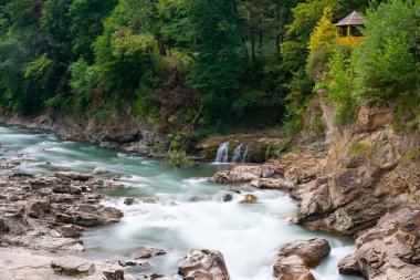 Dağ nehir Belaya ve şelale, uzun pozlama