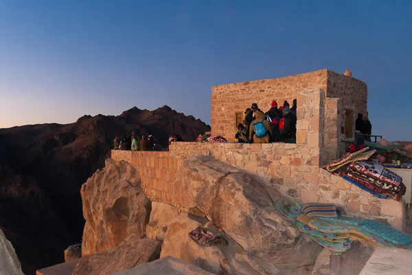Pyhiinvaeltajia Mooseksen vuoren huipulla odottamassa auringonnousua. Egypti , — kuvapankkivalokuva
