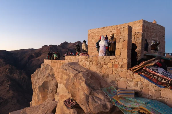 Zarándokok tetején Mount Moses, várva a napkeltét. Egyiptom, — Stock Fotó