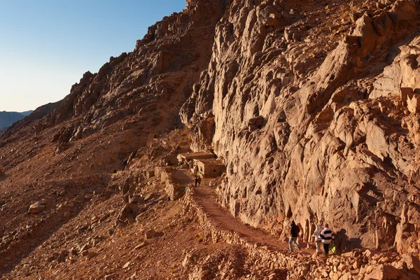 Tourists descend the trail to Mount Moses, — Stock Photo, Image