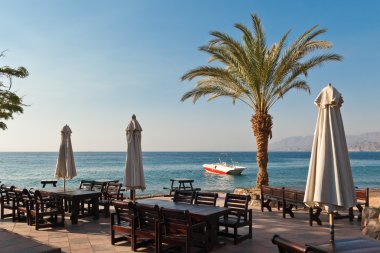 Sabahın erken saatlerinde boş kafe Kızıldeniz