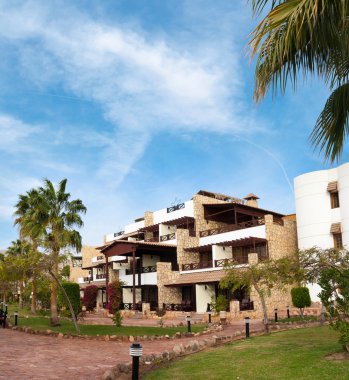 Boş hotel Bungalow. Bir uçak taki inversiyon iz