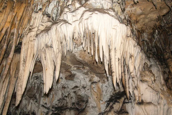 Karst oluşumları Mağarası. — Stok fotoğraf