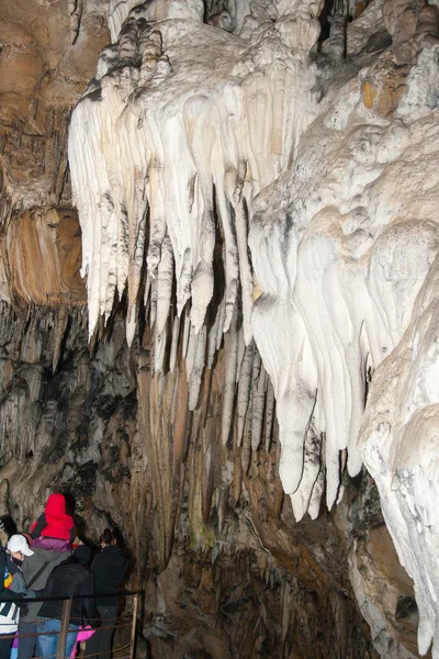 Туристы в карстовой пещере . — стоковое фото