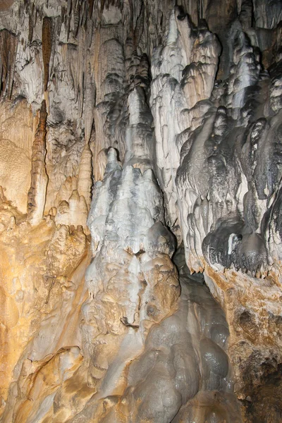 Formațiuni carstice în peșteră . — Fotografie, imagine de stoc