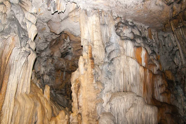 Karst formaties in de grot. — Stockfoto