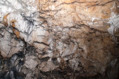 mağara üzerine Karst oluşumları vardır.