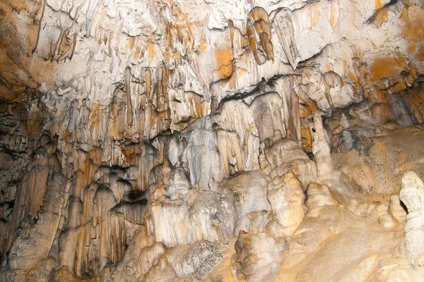 Karsztos képződmények a barlangban. Kaukázusi, Oroszország — Stock Fotó