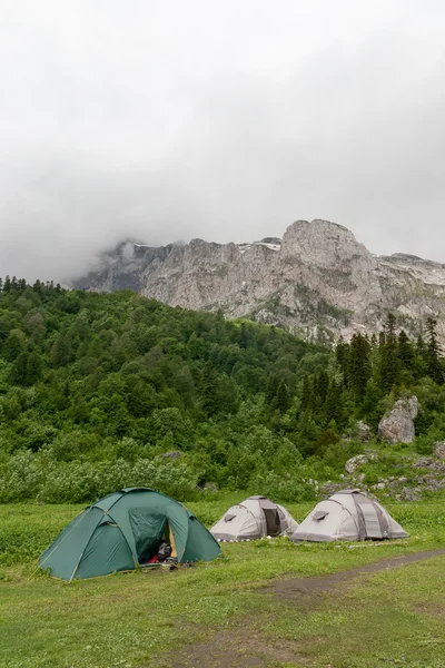 Tentes près du mont Fisht, Russie, Caucase du Nord — Photo