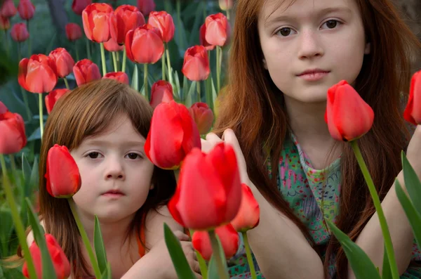 Zwei Mädchen mit Tulpen — Stockfoto