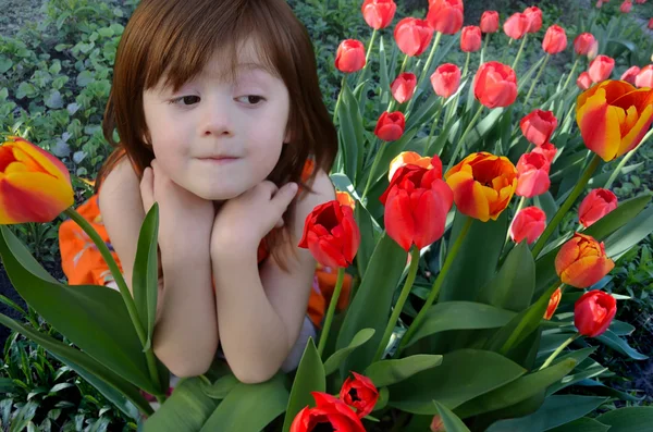 Meisje met tulpen — Stockfoto