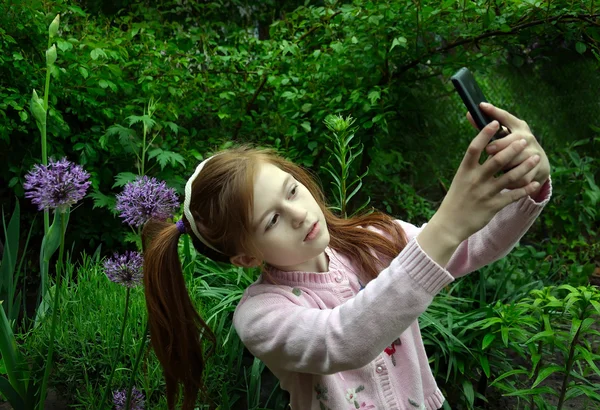 Κορίτσι με smartphone — Φωτογραφία Αρχείου