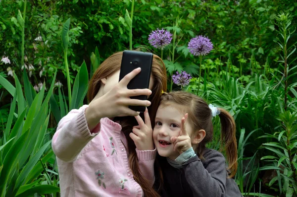 Girls with smartphone — Stock Photo, Image