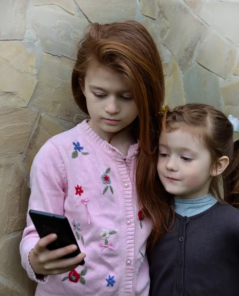 Девушки со смартфоном — стоковое фото