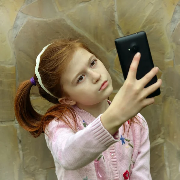 智能手机的女孩 — 图库照片#