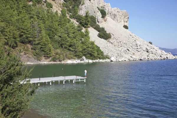 Ψαράς Μια Προβλήτα Ένα Γραφικό Κόλπο — Φωτογραφία Αρχείου