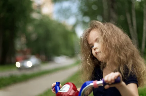 Retrato Una Chica Rizada Una Bicicleta Fotos de stock libres de derechos