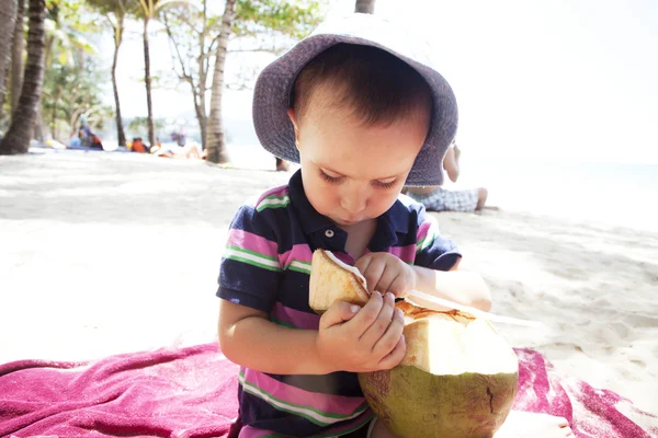 Хлопчик їсть кокос — стокове фото