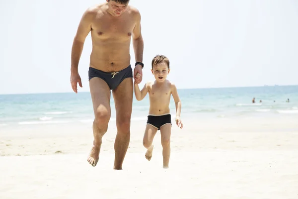 Dima y Koh Chang beyaz kum plaj çalıştıran Platon