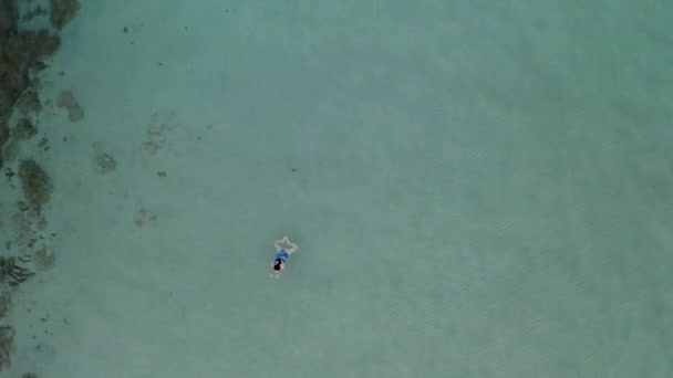 Красива Молода Жінка Плаває Лежить Поверхні Води Кришталево Чистому Океані — стокове відео