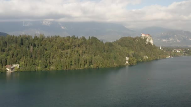 布莱德湖与教堂岛上的圣母玛利亚 空中拍摄到了一个美丽的斯洛文尼亚夏日 — 图库视频影像