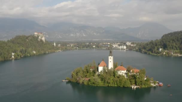 Lake Bled Het Kerkeiland Van Veronderstelling Van Maria Luchtfoto Een — Stockvideo