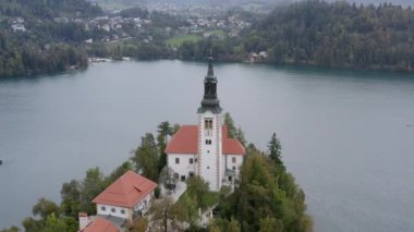 Bled Gölü ve Mary 'nin varsayımının bulunduğu kilise adası, Slovenya' nın güzel bir yaz gününde çekilmiş hava görüntüleri.