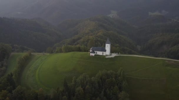 Осінній Вигляд Гарної Церкви Вершині Пагорба Словенія — стокове відео