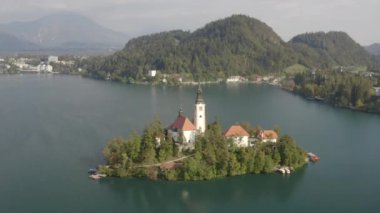 Bled Gölü ve Mary 'nin varsayımının bulunduğu kilise adası, Slovenya' nın güzel bir yaz gününde çekilmiş hava görüntüleri.