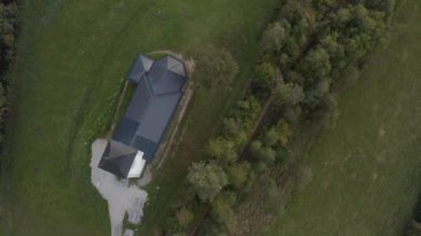 Slovenya 'da bir tepenin üstündeki güzel bir kilisenin sonbahar hava manzarası