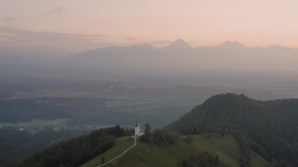 Podzimní Letecký Pohled Krásný Kostel Vrcholu Kopce Slovinsku — Stock video