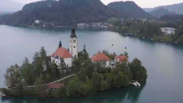 Lake Bled Het Kerkeiland Van Veronderstelling Van Maria Luchtfoto Een — Stockvideo