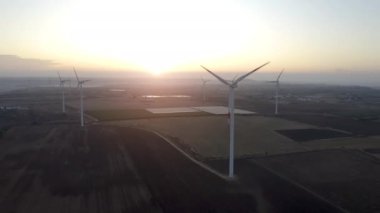 Rüzgar türbinlerinin hava görüntüsü Enerji Üretimi, gündoğumunda havadan çekim