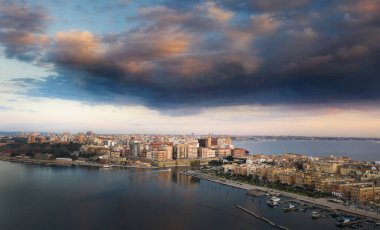 Taranto şehrinin havadan görünüşü, Puglia. İtalya