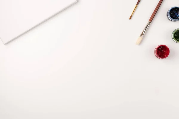 Gouache Pinsel Weiße Leinwand Auf Weißem Hintergrund Kopierraum Ansicht Von — Stockfoto