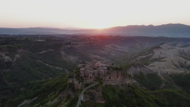 Civita Bagnoregio Italia Ciudad Medieval Cima Meseta Vista Aérea — Vídeo de stock