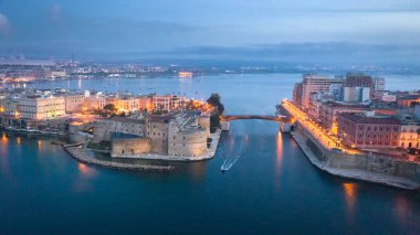 Taranto şehir kalesinin havadan görünüşü
