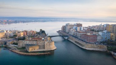 Taranto şehrinin havadan görünüşü, Puglia. İtalya