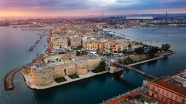 Taranto şehrinin havadan görünüşü, Puglia. İtalya