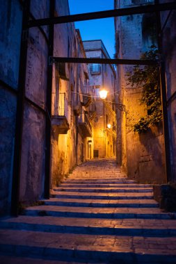 Gece Taranto eski şehir sokakları