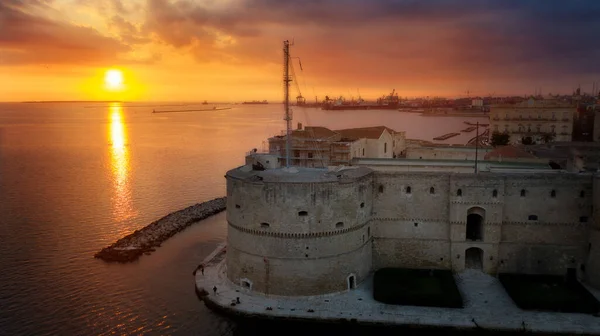 Gün Batımında Taranto Şehir Kalesinin Havadan Görüntüsü — Stok fotoğraf