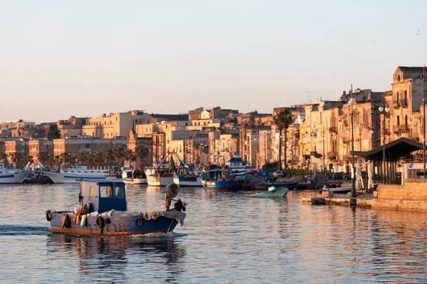 Port Morski Statki Łodzie Świcie Morskie Miasto Taranto — Zdjęcie stockowe