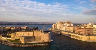 Taranto şehir kalesinin ve belediye binasının havadan görüntüsü