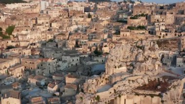 Matera şehrinin Basilicata 'daki havadan görünüşü. İtalya