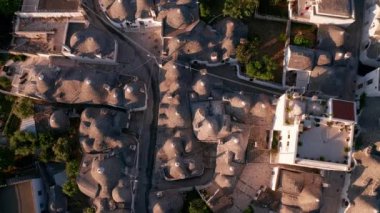 Alberobello, Bari, Puglia bölgesindeki geleneksel trulli evlerinin güzel hava manzarası