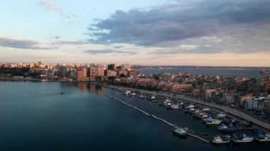 Taranto 'nun eski şehri, Puglia' nın havadan görünüşü. İtalya