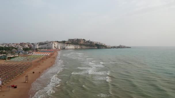 Vista Aerea Splendida Spiaggia Con Ombrelloni Colorati Mare Turchese Tramonto — Video Stock