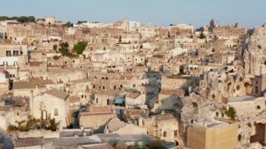Matera şehrinin Basilicata 'daki havadan görünüşü. İtalya