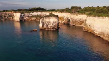 Kristal suyla güzel bir plajın üzerinde uçuyor